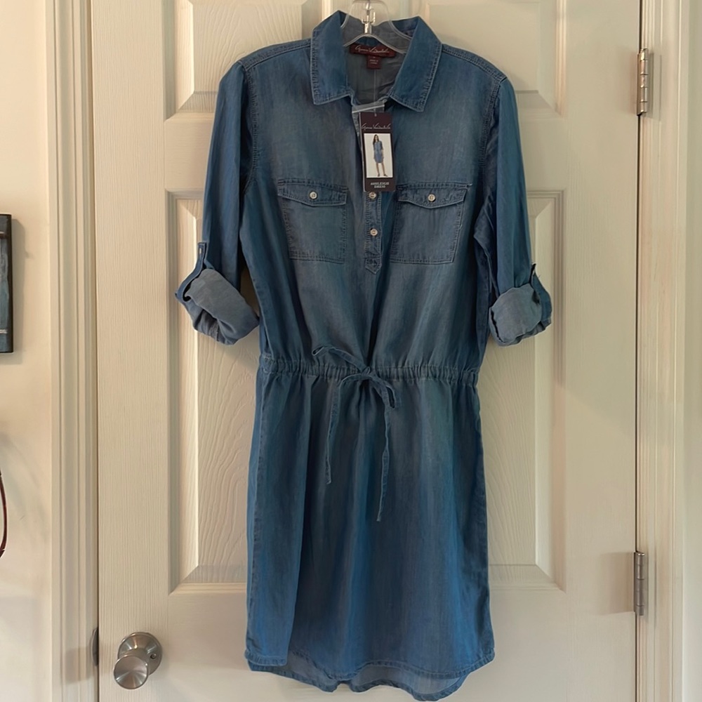 NWT. Gloria Vanderbilt Jean dress (s).
